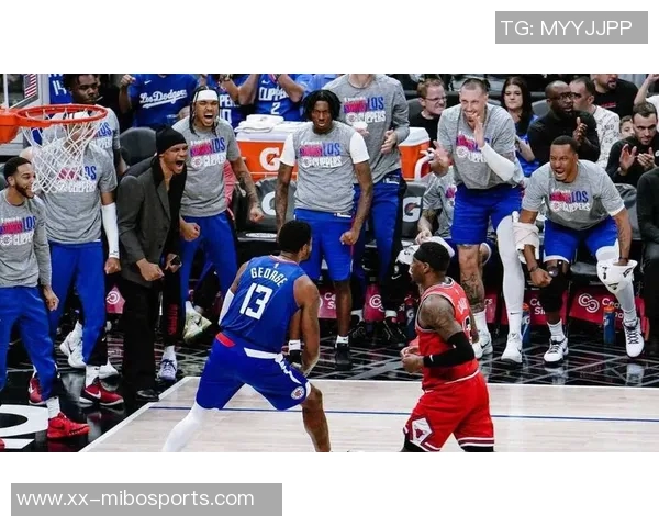 乔治状态回暖半场表现出色12分钟内高效拿下11分2助攻